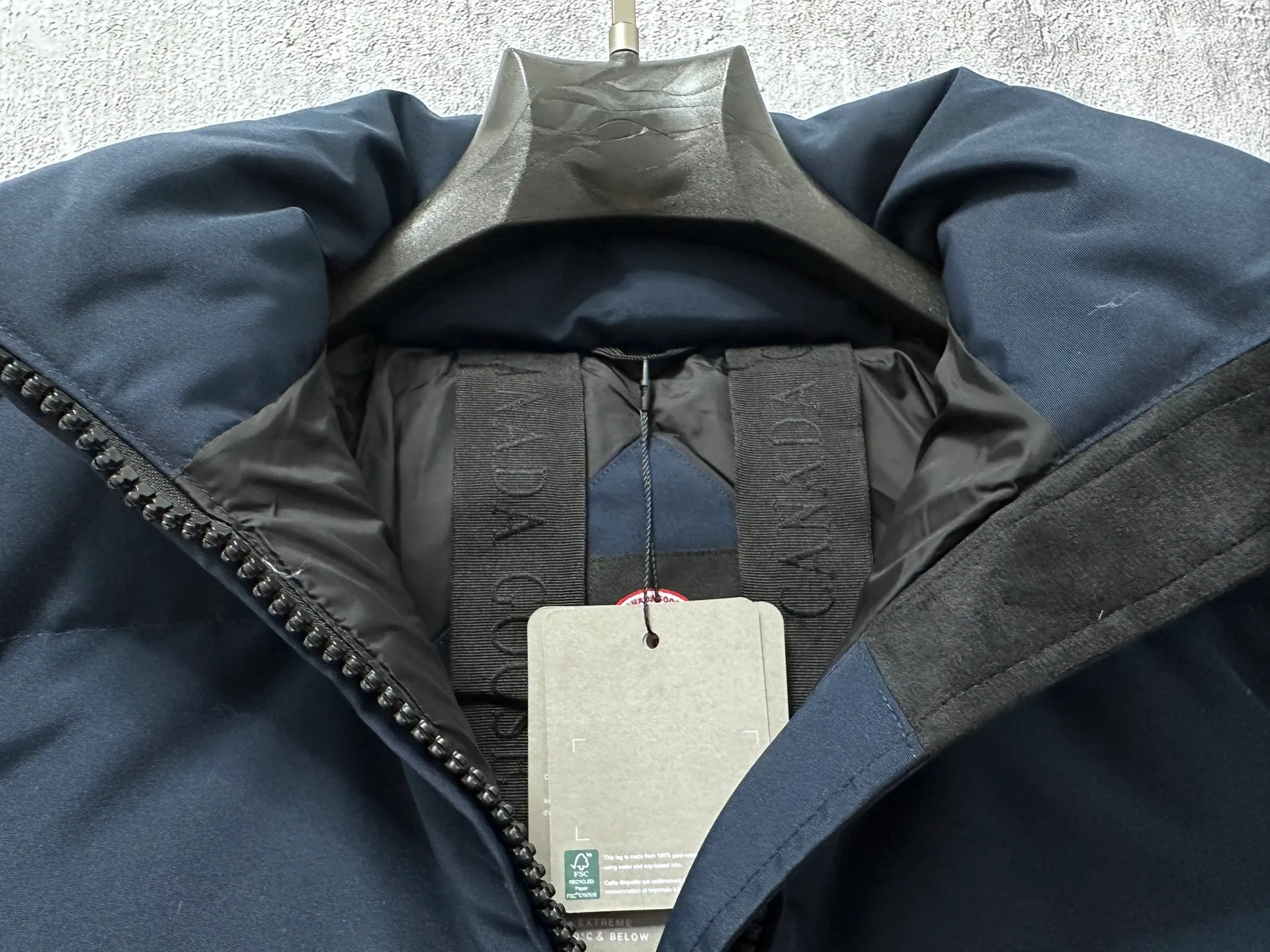 P840 【Canada gooseChelsea】Women's parka down coat, warm and comfortable. The adjustable hood features a high collar and concealed snap closure for extended coverage. And for greater protection against the elements, the detachable wolf fur collar. It features a sturdy YKK® two-way lockable zipper at the center front and a retractable waistband at the inner waist. Designed with internal straps for carrying over the shoulder. Fleece-lined exterior handwarmer pockets. Sturdy ribbed knit cuffs for cold protection and warmth. Sizes: XS-XL